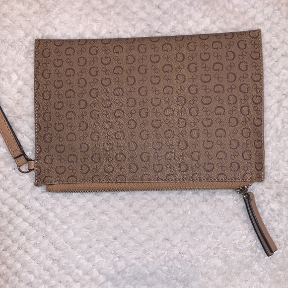Guess wristlet - Picture 5 of 5